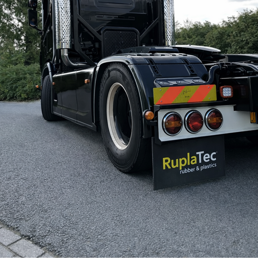 Vrachtwagen met rubber spatlappen op maat