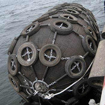 Large pneumatic fender with tire net
